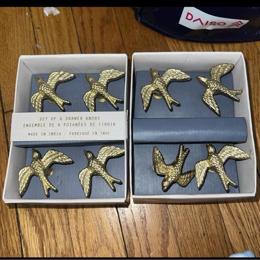 8 DRESSER KNOBS